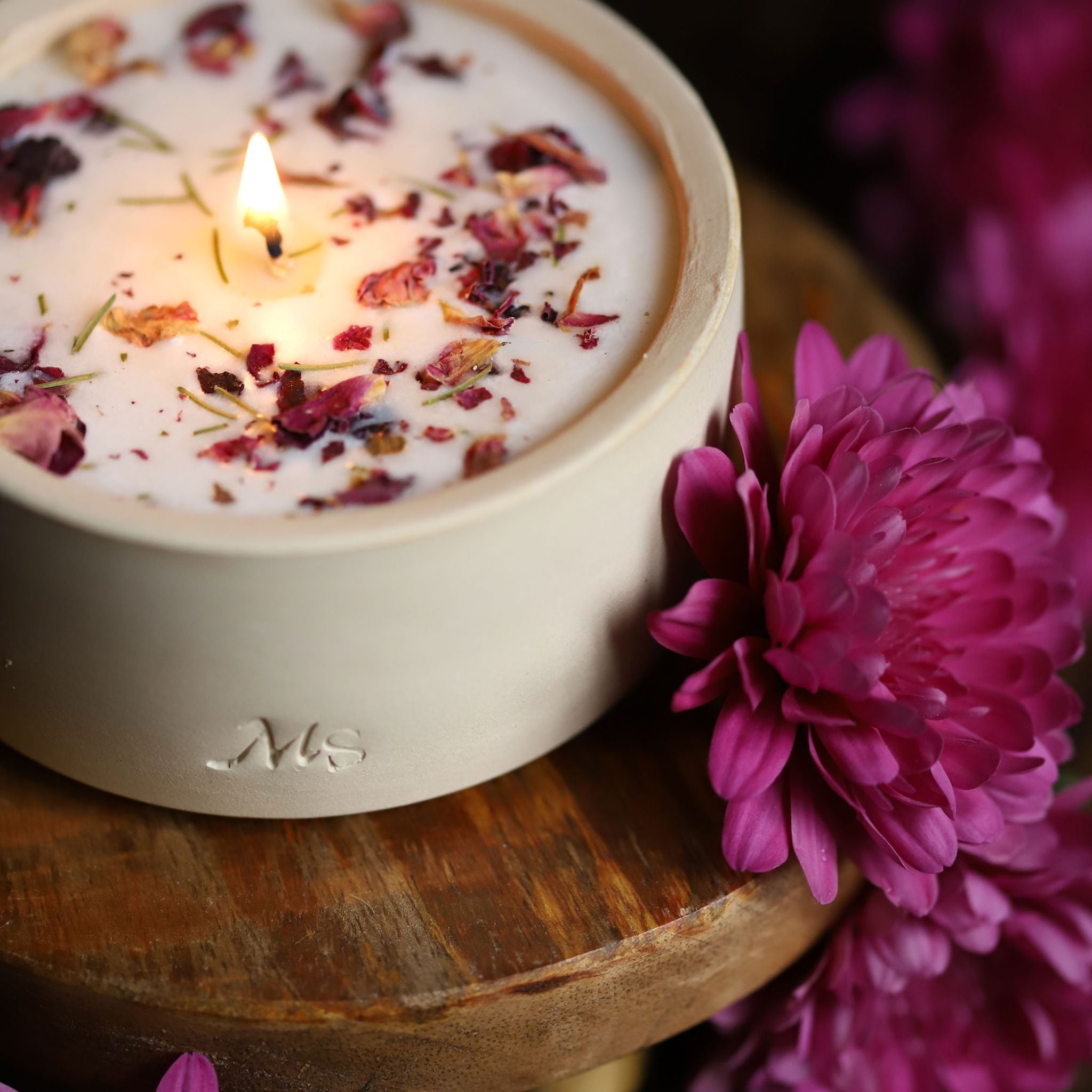 Bougie odeur rose fabriquée en France avec fleurs séchées naturelles