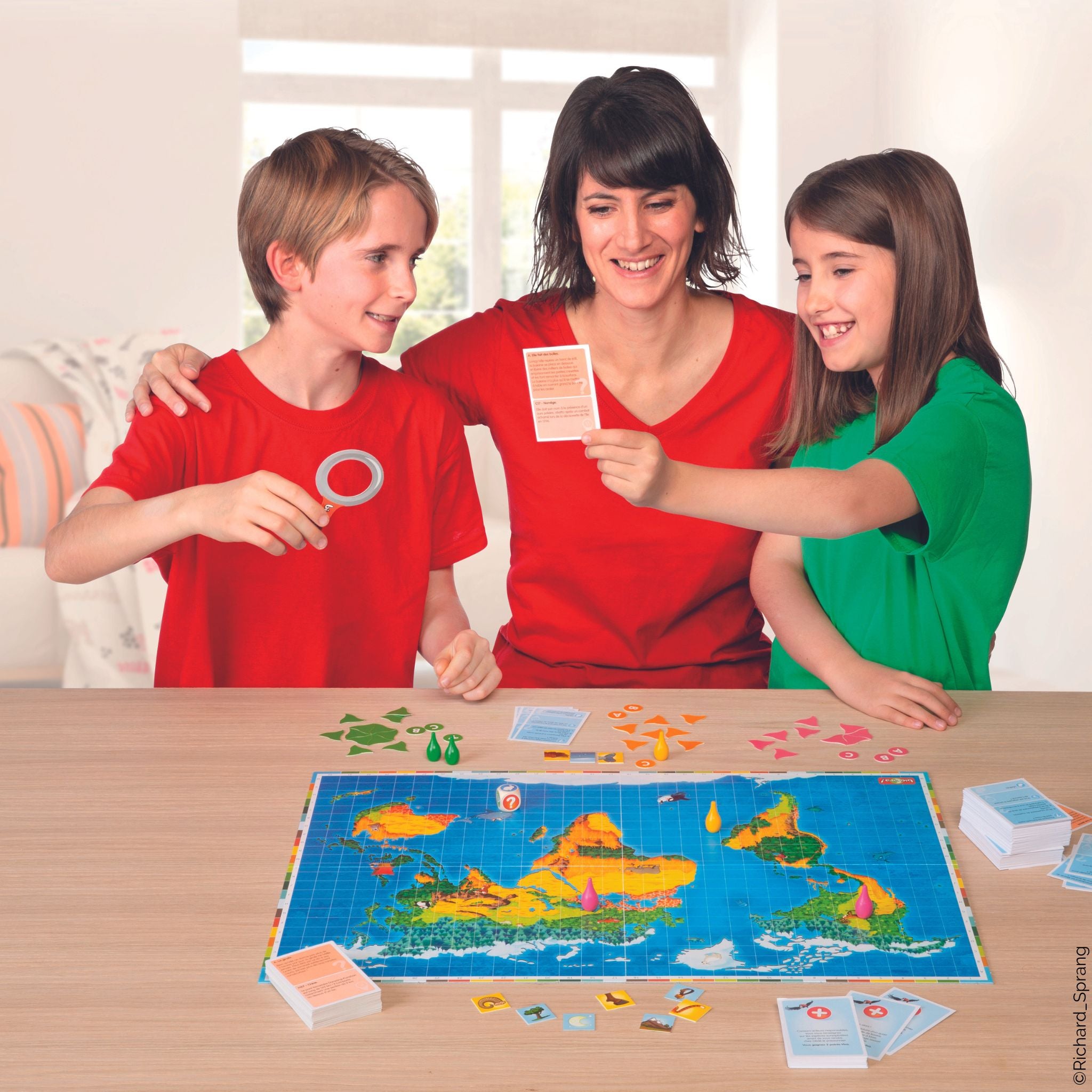 Enfants et leur maman qui jouent au jeu de société Bioviva, un jeu ludique et pédagogique, fabriqué en France.
