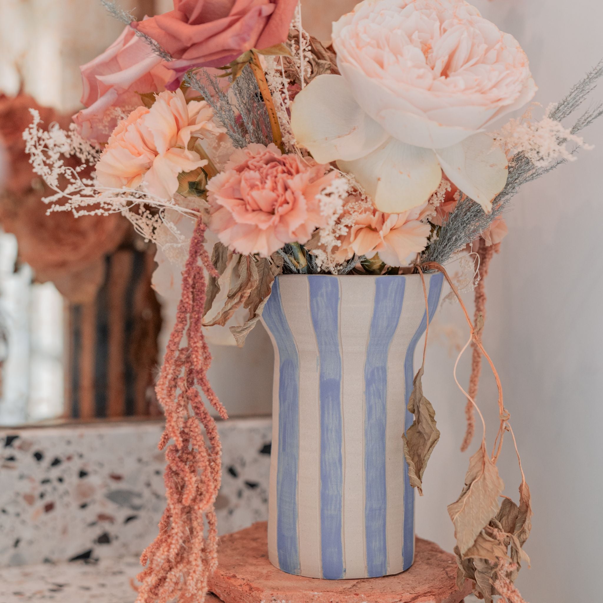 Joli vase en céramique artisanal rayures bleu et blanche